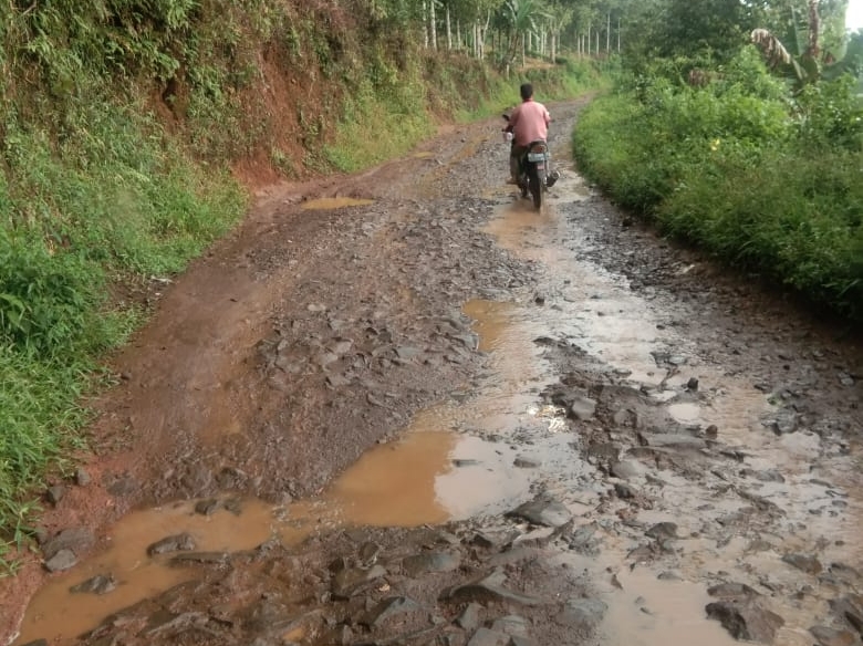 Warga Desa Bungbangsari Takokak Keluhkan Banyak Akses Jalan yang Rusak