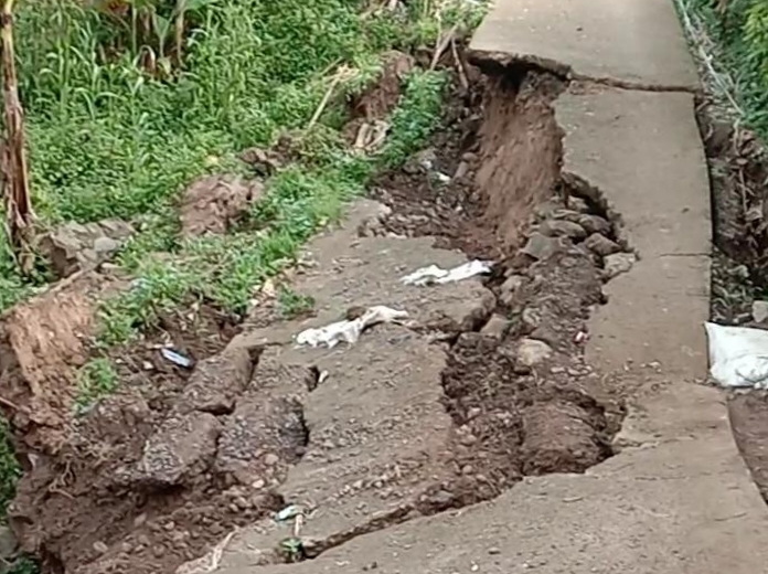 Akses Jalan di Kampung Jawa Desa Sukamahi Rusak Parah Akibat Longsor