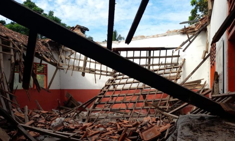 Atap Bangunan Lapuk, Dua Ruang Kelas SDN Salatri Desa Mekarsari Agrabinta Ambruk