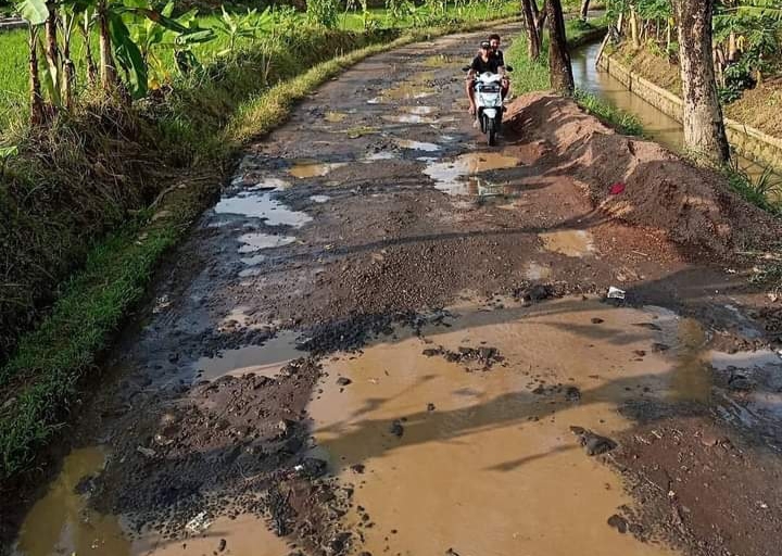 300 Meter Jalan Desa Sindangjaya Ciranjang Rusak Parah, Aktivitas Warga Terhambat