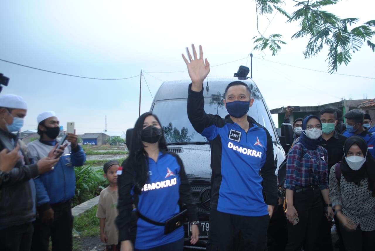 Ketua DPP Partai Demokrat Agus Harimurti Yudhoyono (AHY) berkunjung ke Kampung Gentur, Desa Jambudipa, Kecamatan Warungkondang, Cianjur, Rabu (2/6/2021).