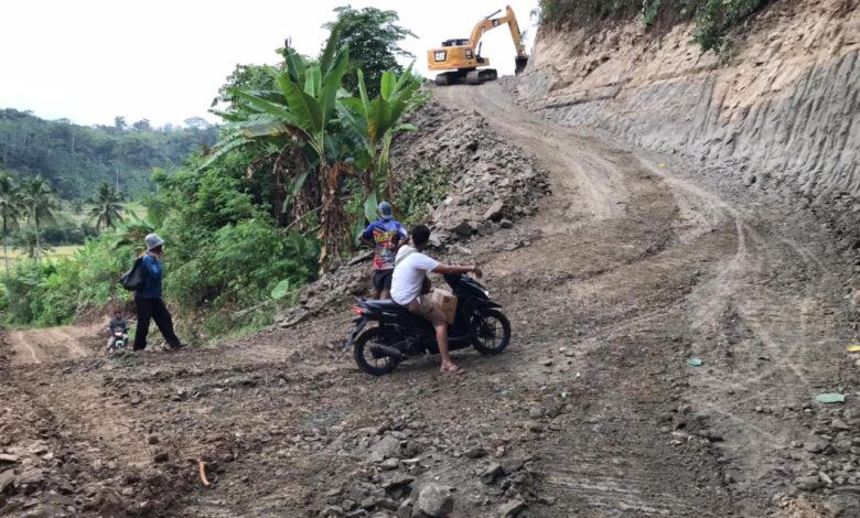 Gunakan Dana Swadaya, Warga Desa Mekarsari Agrabinta Gotong Royong Bangun Jalan