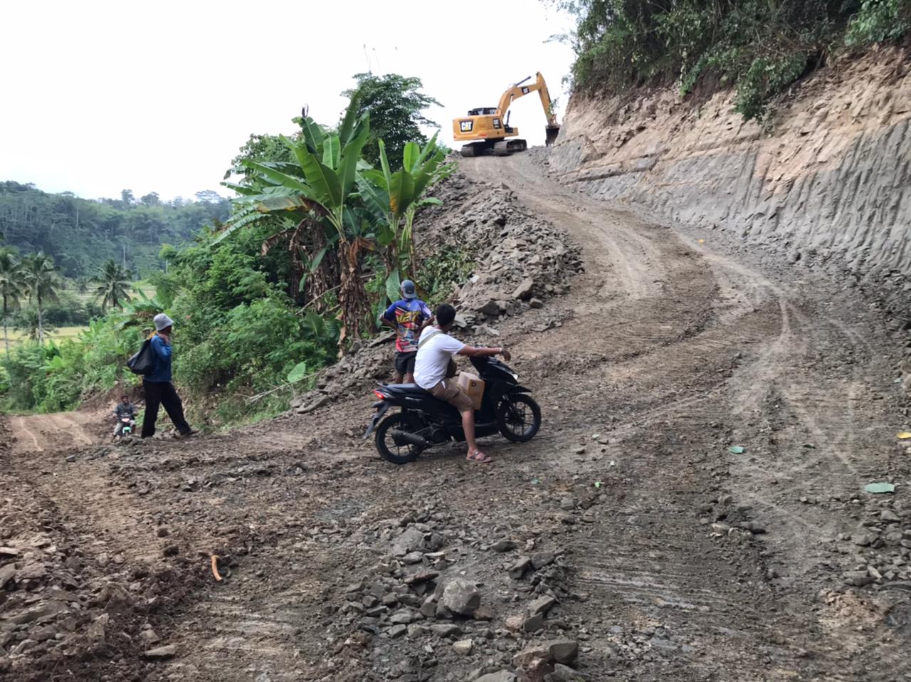 Gunakan Dana Swadaya, Warga Desa Mekarsari Agrabinta Gotong Royong Bangun Jalan