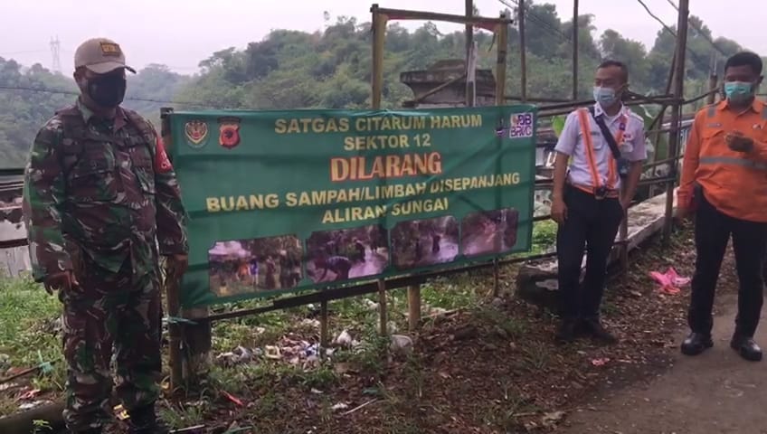 Spanduk Larangan Membuang Sampah Terpasang di Jalan Raya Jembatan Cisokan