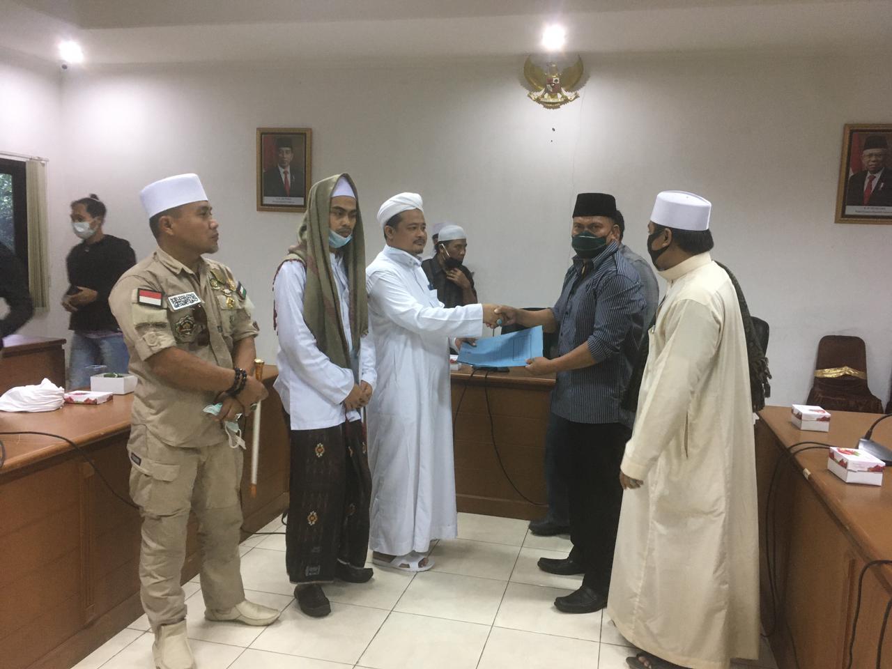 AUDIENSI: Simpatisan Habib Rizieq audiensi di Kantor DPRD Cianjur.(Foto: Afsal Muhammad/cianjurupdate.com)