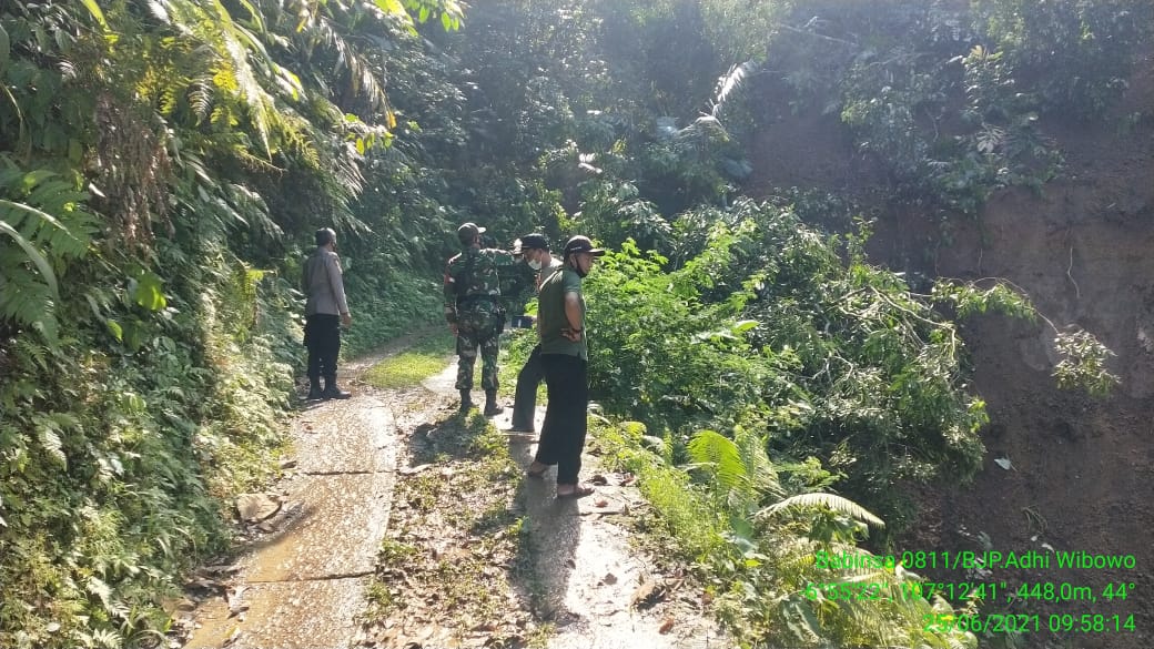 Spanduk Wakil Ketua DPRD Menancap di Jalan Rusak Desa Cirumput