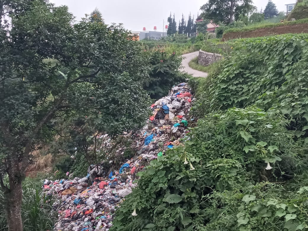 Penuh Sampah! Bantaran Sungai Cisarua Cipanas Akan Dipagar dan Ditutup