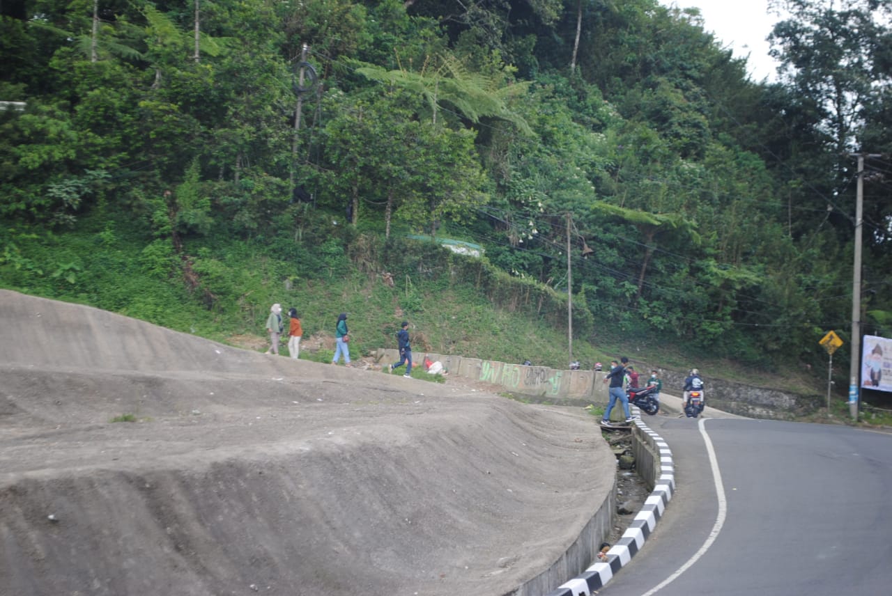 Penyekatan Hari Ketiga di Segar Alam Ciloto, Sejumlah Monyet Turun ke Jalan