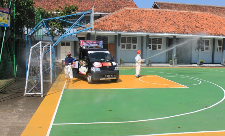 Sasar Jalan Protokol hingga Ruang Publik, PMI Cianjur Gencar Penyemprotan Disinfektan