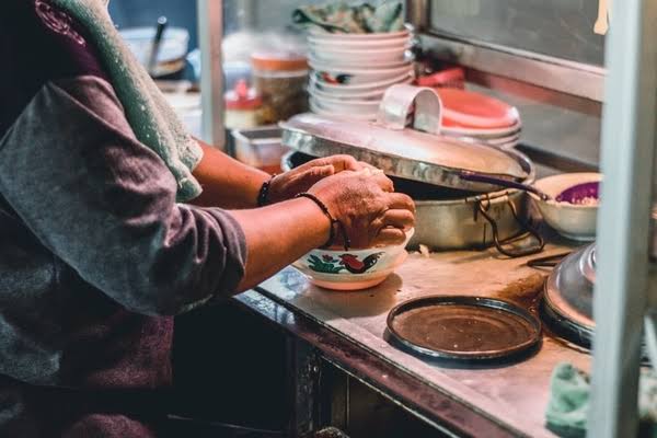 Kisah Endang, Pedagang Bubur yang Didenda Rp5 Juta karena Langgar PPKM Darurat