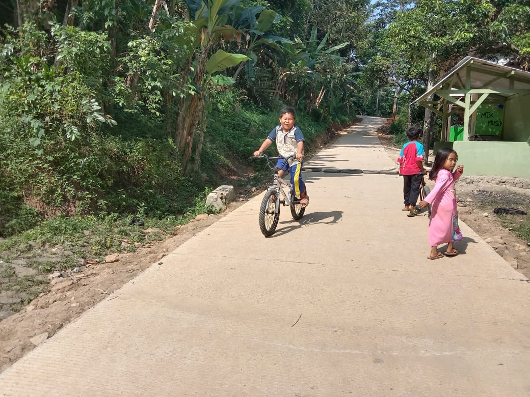 Bahagianya Anak-anak Desa Ciandam Nikmati Jalan Beton