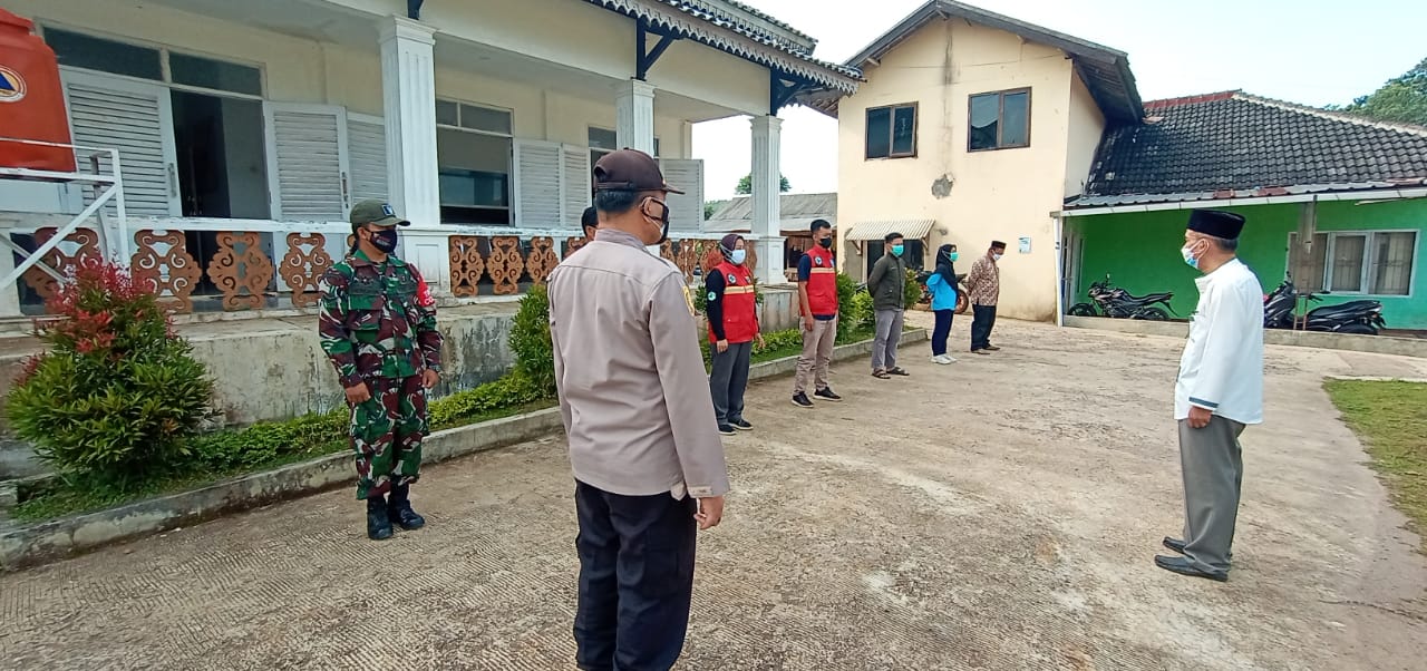 Minimalisir Penyebaran Covid-19, Polsek Cibinong Gencar Penyemprotan Disinfektan