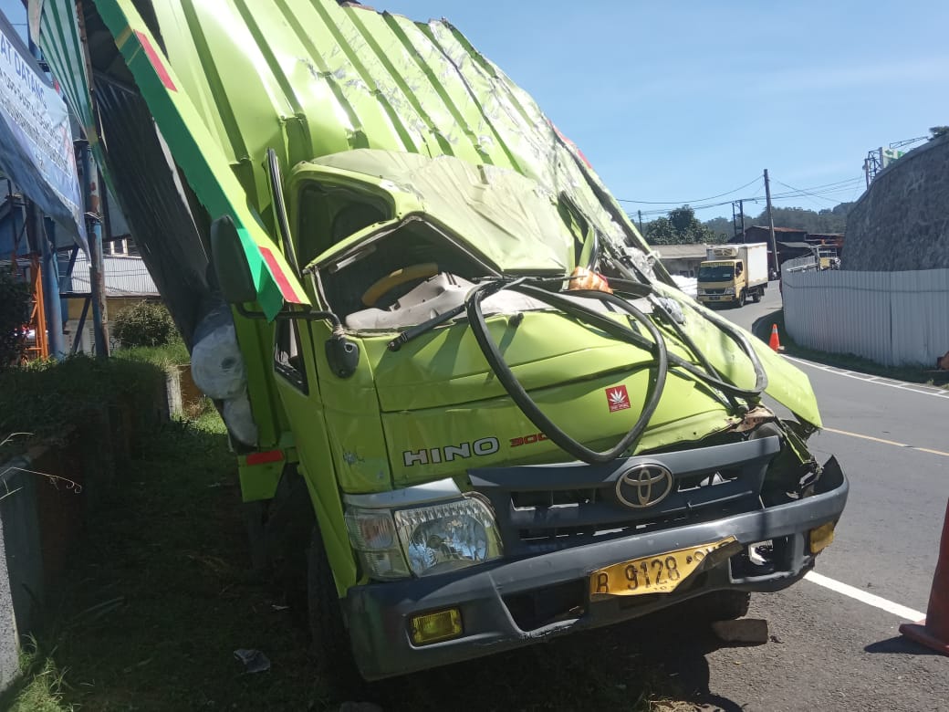 Overload, Truk Box Bermuatan Karpet Hantam Tebing di Ciloto-Cipanas