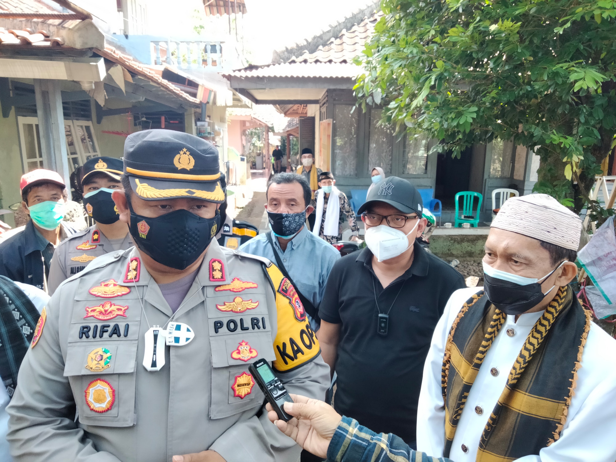 Polres Cianjur Bagikan Paket Sembako pada Masyarakat Terdampak PPKM Darurat