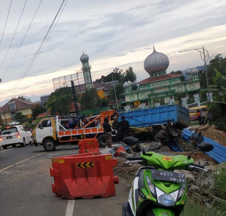 Kelebihan Muatan, Truk Terguling di Depan Bioskop Puncak Ciloto