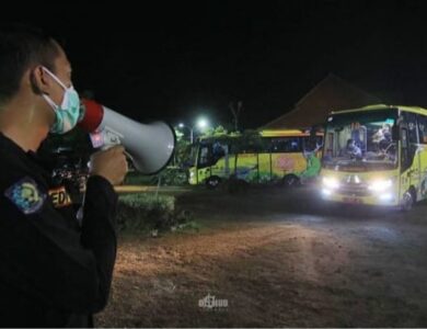 Unik! Dishub Surabaya Ajak "Tour" Pelanggar PPKM ke Pemakaman Covid-19