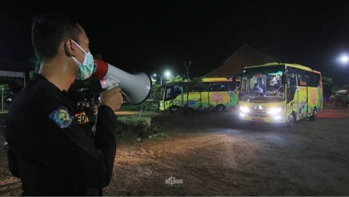 Unik! Dishub Surabaya Ajak "Tour" Pelanggar PPKM ke Pemakaman Covid-19