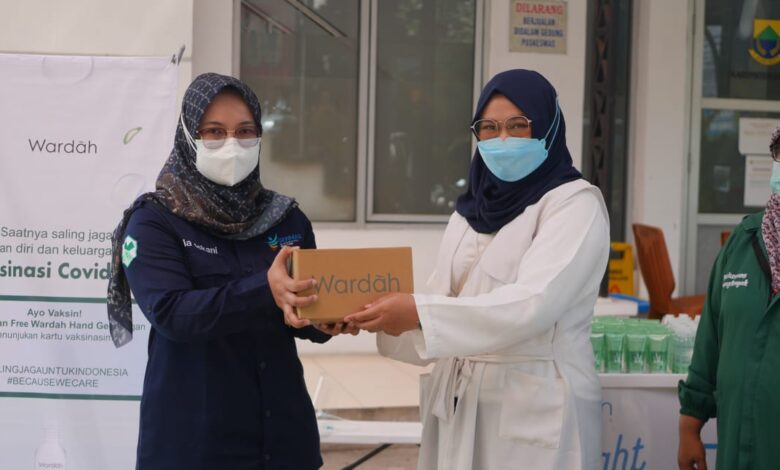 Wardah Cianjur Bagikan Hend Gel pada Peserta Vaksinasi di Puskesmas Karangtengah