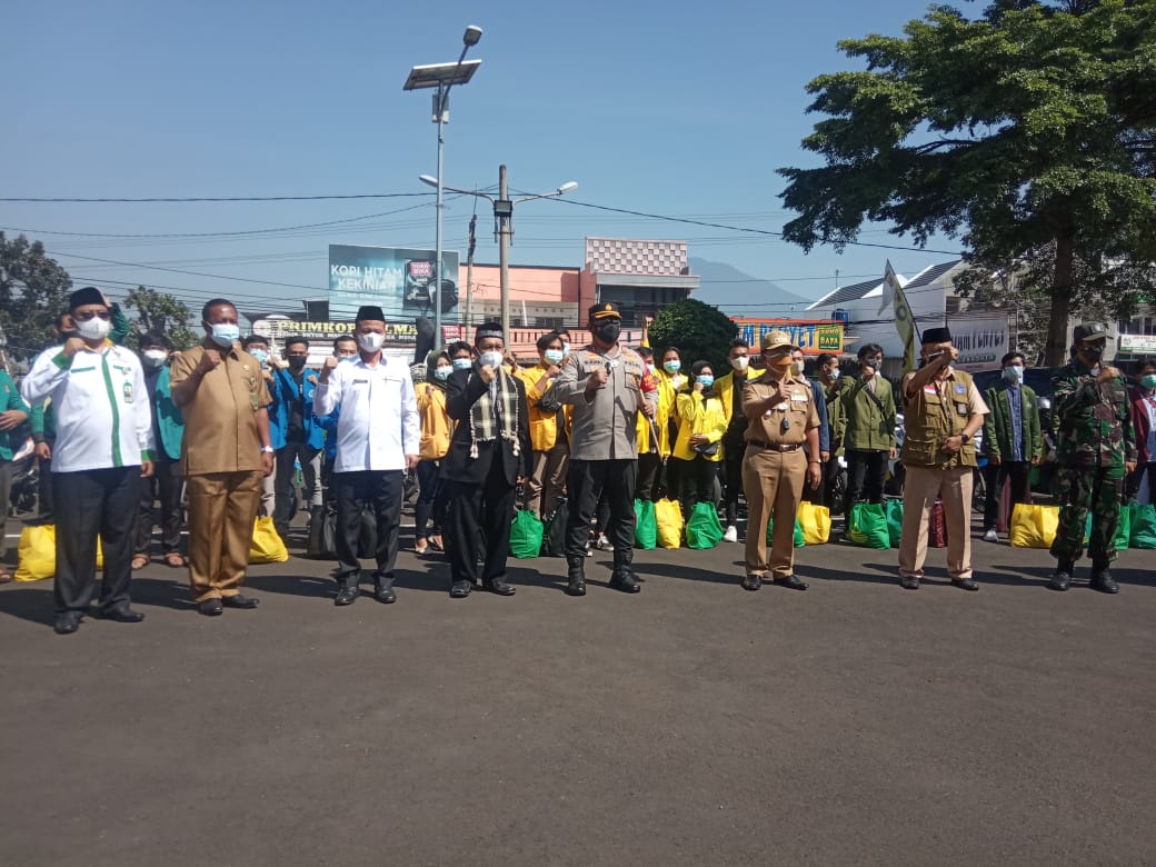 Polres Cianjur Gandeng Mahasiswa Bagikan Ratusan Paket Sembako bagi Masyarakat