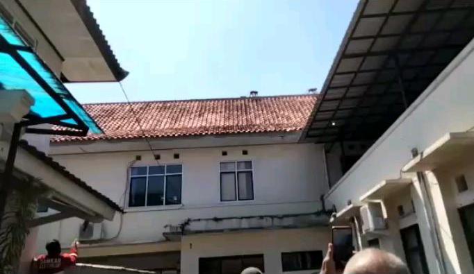 Dua Ekor Monyet yang Berkeliaran di Atap Kantor Kecamatan Cianjur, Masih Belum Tertangkap