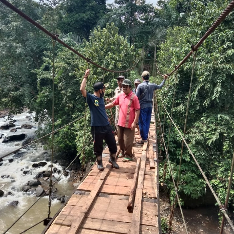 Warga Takokak dan Kadupandak Gotong Royong Perbaiki Jembatan Leuwi Jurig