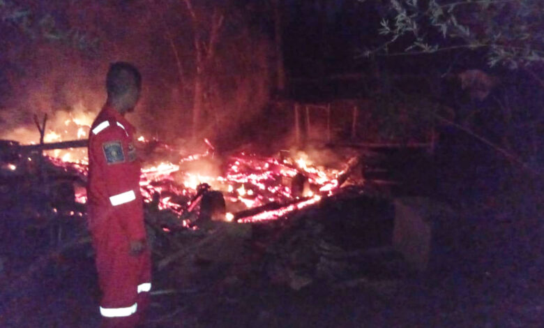 Diduga Korsleting Listrik, Satu Rumah Panggung di Sindangbarang Kebakaran