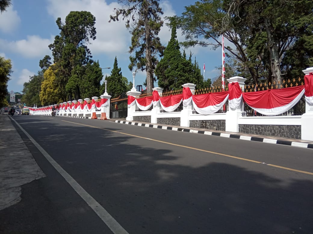 Jelang HUT RI, Jalan Protokol di Cipanas Semarak Dihiasi Bendera Merah Putih