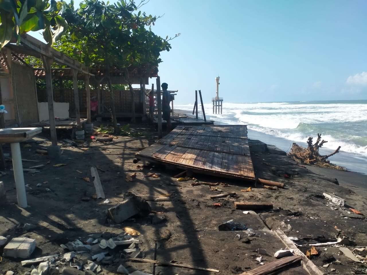 Gelombang Setinggi 7 Meter Hantam Pantai Apra Sindangbarang