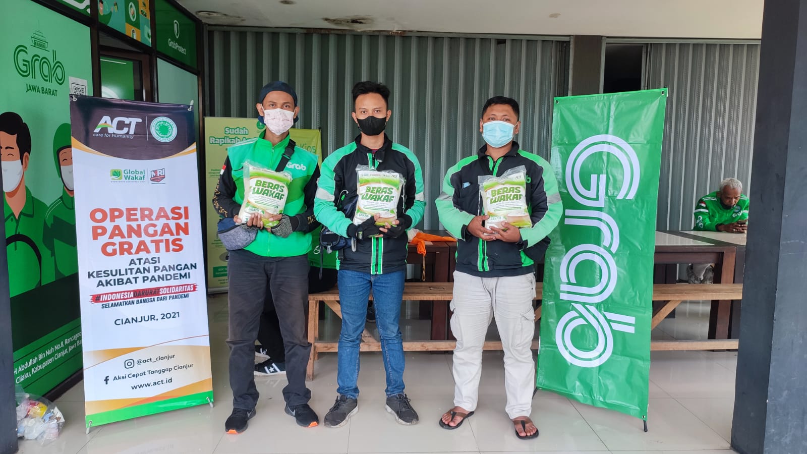 ACT dan Grab Cianjur Kolaborasi Berikan Bantuan Pangan Gratis bagi Pengemudi Ojol