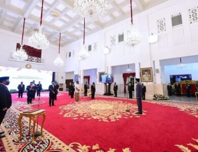 Presiden Jokowi Berikan Tanda Kehormatan pada Ratusan Nakes yang Gugur Saat Tangani Pandemi