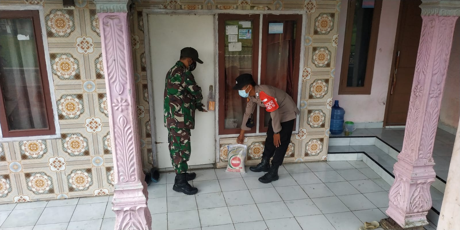 Polsek Bojongpicung Beri Bantuan Paket Sembako pada Warga Isoman dan Kurang Mampu