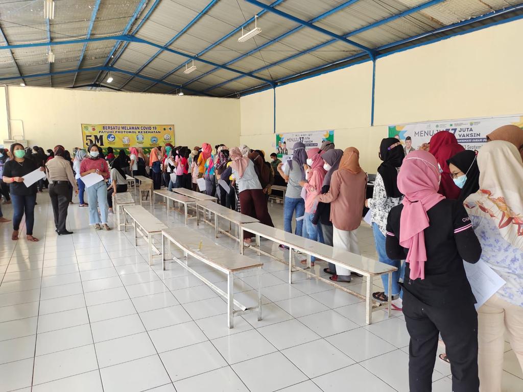 800 Karyawan PT Aurora World Cianjur Jalani Vaksinasi dan Swab Test Antigen