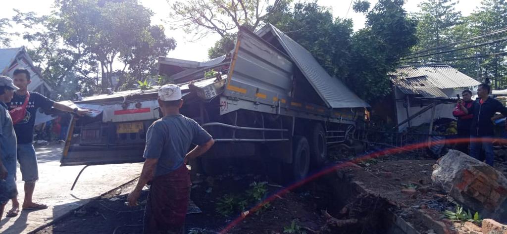 Kecelakaan Beruntun di Bangbayang Cianjur, Satu Orang Sopir Truk Tewas Terjepit