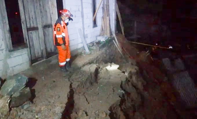 Longsor Terjang Cikalongkulon, Satu Orang Luka Berat, Dua Rumah Rusak Parah