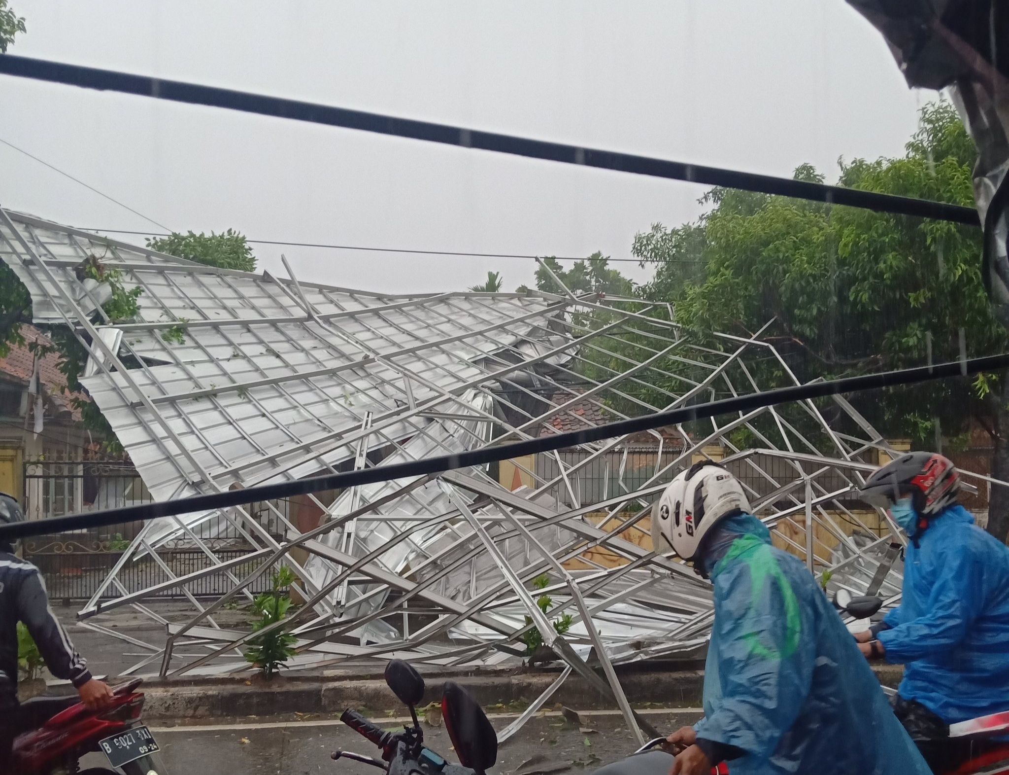 Hujan Badai Terjang Depok, Banyak Pohon Tumbang dan Papan Reklame Roboh