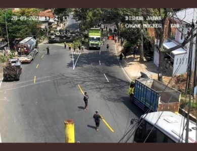 Braakk! Truk Bermuatan Semen Cair Terguling di Jalan Cagak Simpang Nagreg