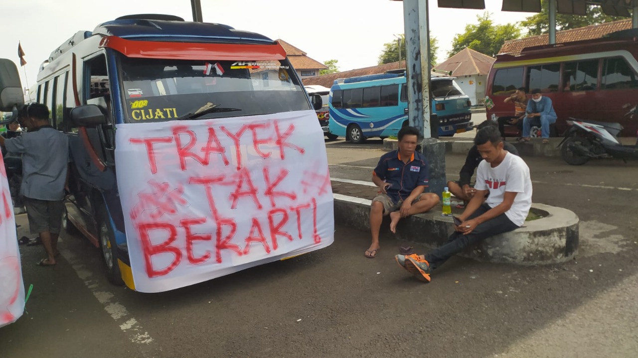 Kesal dengan Travel Gelap, Puluhan Sopir Elf Cianjur Selatan Mogok Kerja