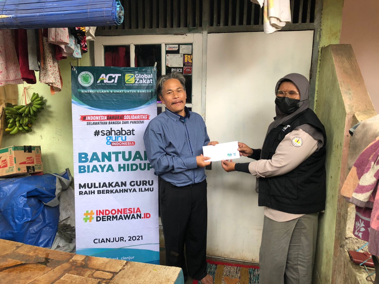 ACT Cianjur Berikan Bantuan Biaya Hidup bagi Para Guru Honorer
