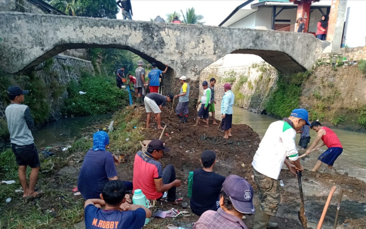 Antisipasi Banjir, Puluhan Warga Ciranjang Bersihkan Sampah di Bawah Jembatan