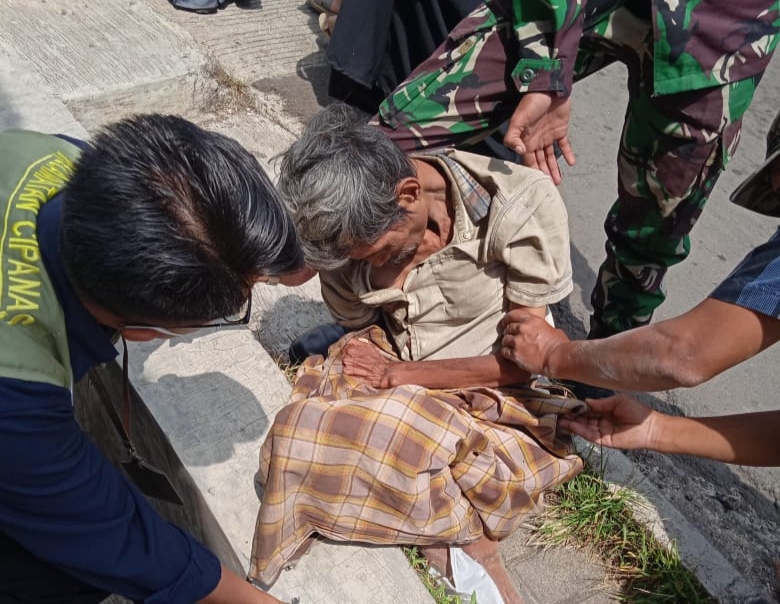 Heboh! Kakek Paruh Baya Ditemukan Tergeletak Lemas di Gorong-gorong Cipanas