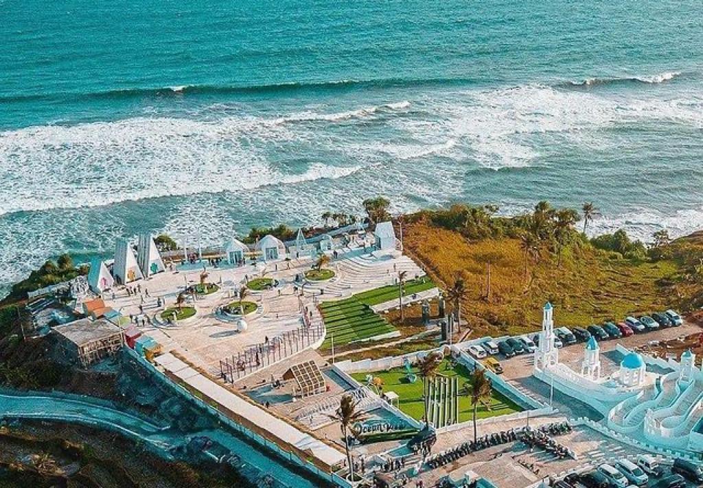 Karang Potong Ocean View, Spot Wisata Alam Ala Santorini di Cianjur