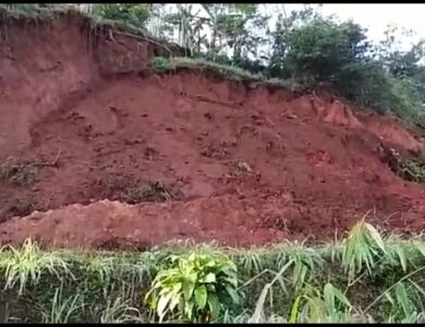Tutup Jalan Penghubung Dua Kampung, Tebing Setinggi 50 Meter Longsor di Takokak
