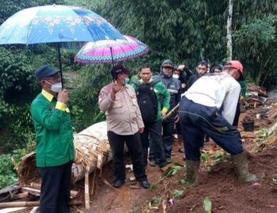 Hujan Deras Tidak Menyurutkan Baznas Untuk Berikan Bantuan ke Lokasi Longsor di Sukanagara