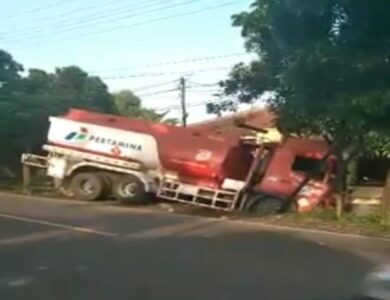 Sopir Diduga Mengantuk, Truk BBM Kecelakaan di Cianjur