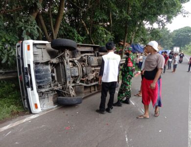 Kecelakaan, Ambulans Pembawa Jenazah Terguling di Cianjur