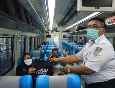 Sambut Hari Pahlawan, KAI Gratiskan Guru, Nakes, dan Veteran Naik Kereta Api