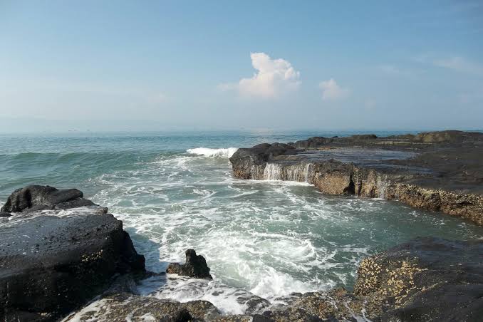 Terseret Gelombang, Pria Asal Cianjur Hilang di Pantai Karang Hawu