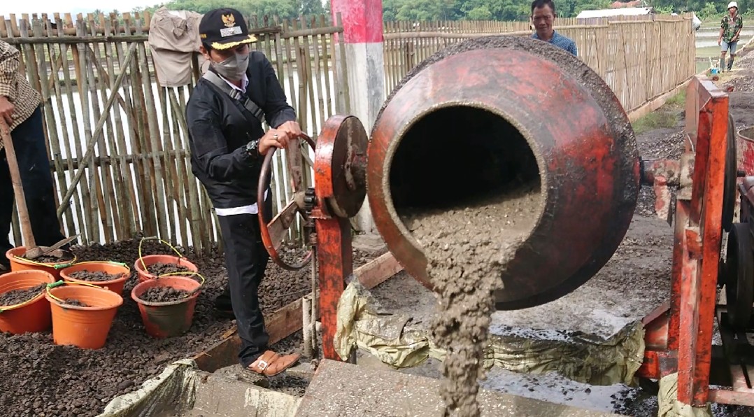 Tertunda karena Pandemi, Jalan Penghubung Dua Kampung di Ciranjang Akhirnya Dicor