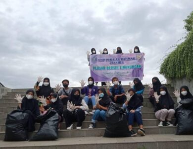 Peringati Hari Pahlawan, SMP Plus Ar-Rahmah Cianjur Bersih-bersih Lingkungan