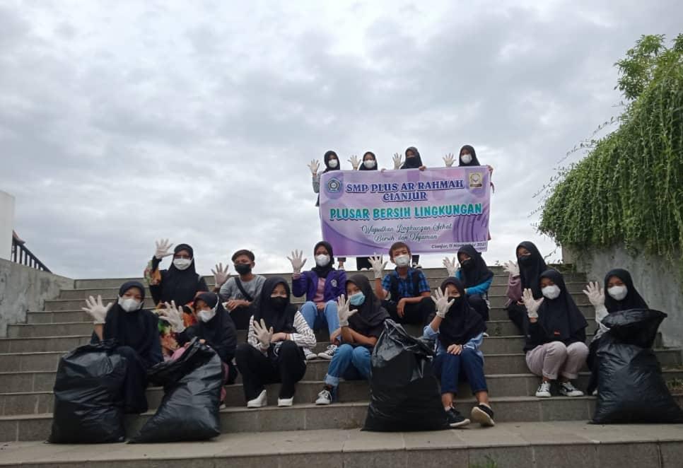 Peringati Hari Pahlawan, SMP Plus Ar-Rahmah Cianjur Bersih-bersih Lingkungan